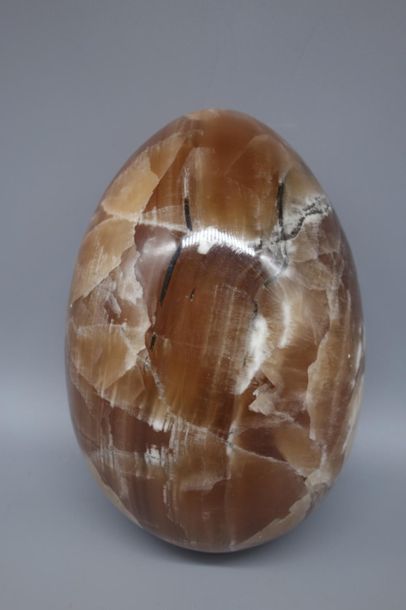 Important onyx egg ? 
H. 22 cm - W. 14 cm....