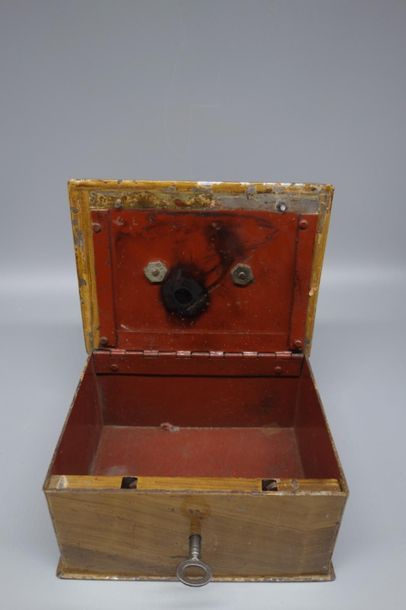 Metal box forming a case with its key. 