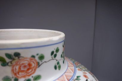 CHINA, porcelain vase with polychrome decoration...
