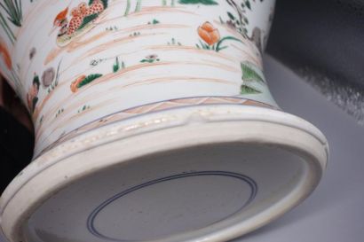 CHINA, porcelain vase with polychrome decoration...