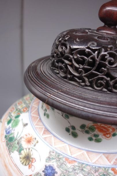 CHINA, porcelain vase with polychrome decoration...