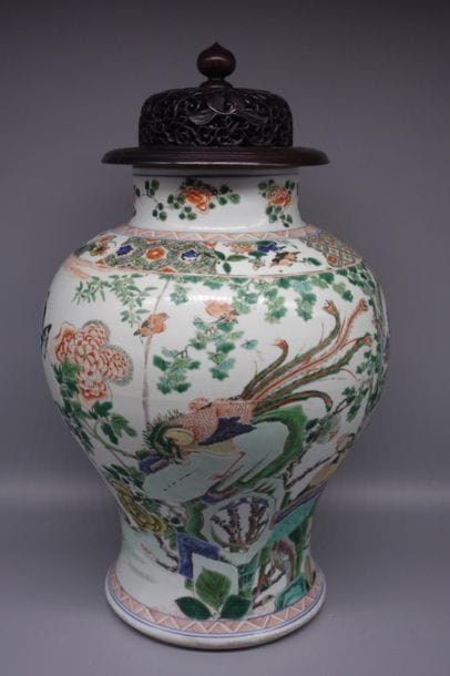 CHINA, porcelain vase with polychrome decoration...
