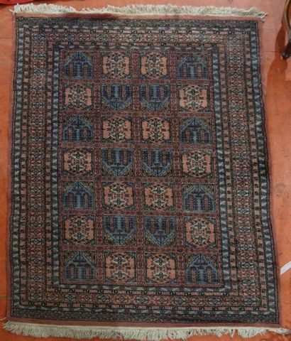 Knotted-stitch wool carpet with box decorations....