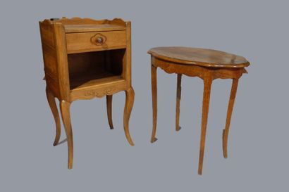 Lot in natural wood including a bedside table,...