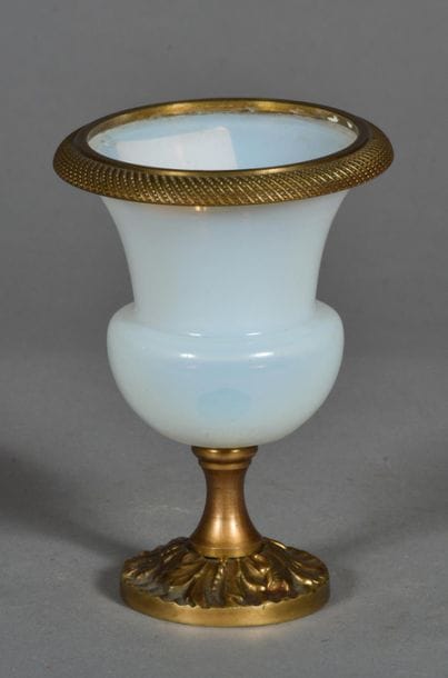 Small Medici vase pigeon throat, mounted...