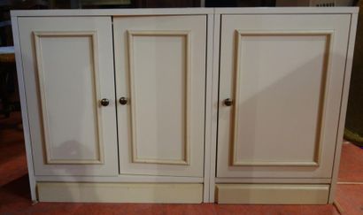 Lacquered wooden cabinet with 3 doors. 