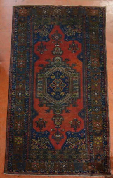 Knotted-stitch woollen rug decorated with...