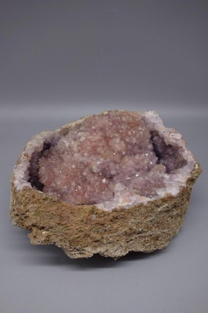Lot of MINERALS including amethyst. 