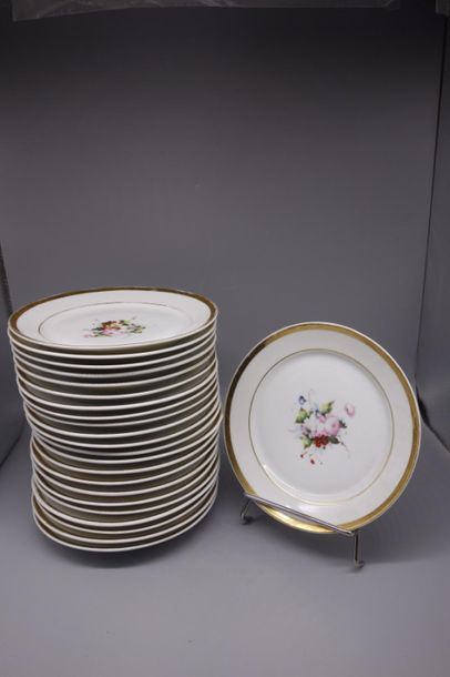 Porcelaine de Paris, 23 porcelain dessert...