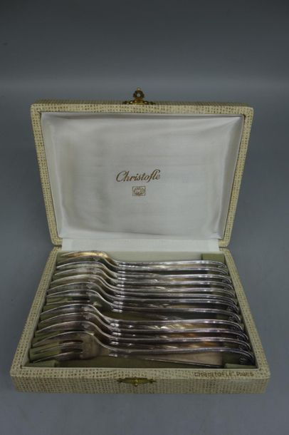 CHRISTOFLE. Suite of 12 shell-decorated cake...