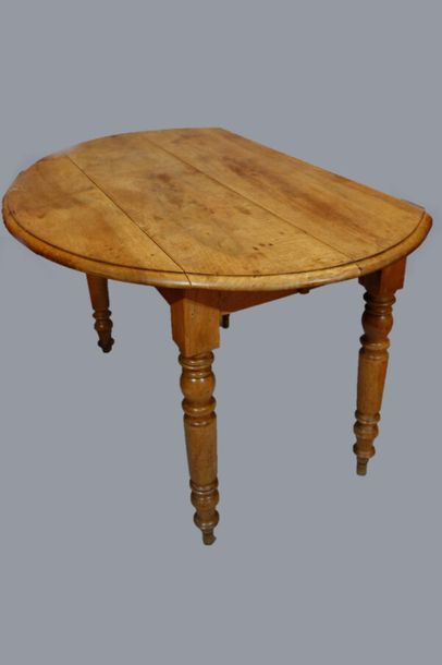 Walnut shutter table, 19th century. 