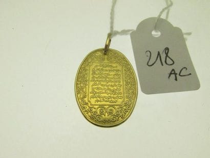 1 pendentif ovale or gravé, bossué 1,9g ...