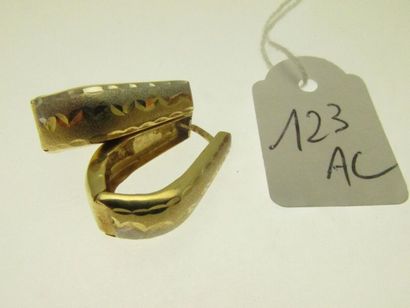 1 pair of two-tone gold earrings chiselled,...