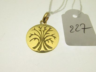 1 pendentif or gravé d'un arbre au recto...