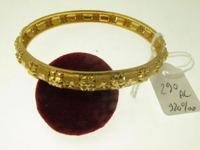 1 bangle in 920°/°° gold with embossed and...