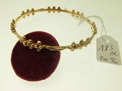 1 gold bangle 700°/°° with beaded and chiselled...