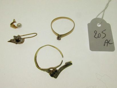 1 clou d'oreille 1 dormeuse 2 bagues TDD...