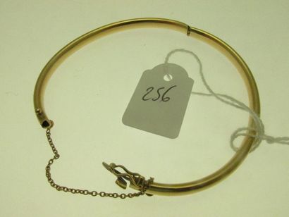 1 gold oval opening band with safety chain...