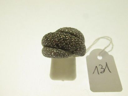 1 white gold ring with gadrooned decoration...
