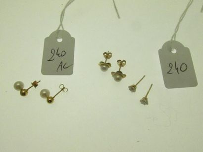 1 pair of ear studs gold frames with cultured...