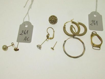 2 mismatched ear studs gold, cultured pearl,...