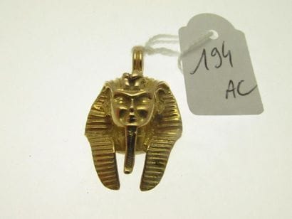 1 pendentif or figrurant un masque égyptien,...