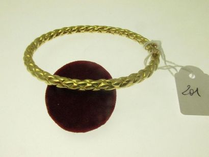 1 bracelet jonc ovale or à décor de quadrillage,...