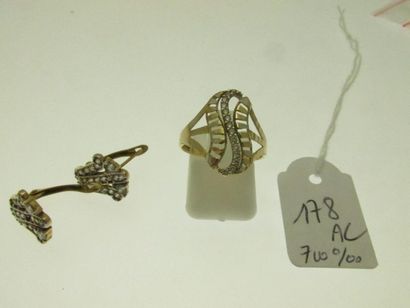 1 pair of ear studs, 1 gold mounting ring...