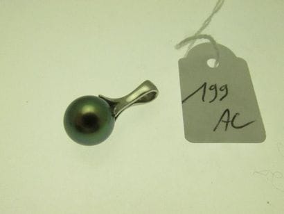 1 pendentif monture or gris supportant une...
