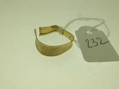 1 bague or bossuée, cassée 1,1g