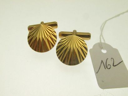 1 pair of gold cufflinks chiselled, hunchbacked...