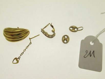 3 boucles d'oreilles dépareillées, 2 maillons...
