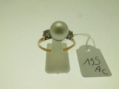 1 bague monture or sertie d'une perle de...