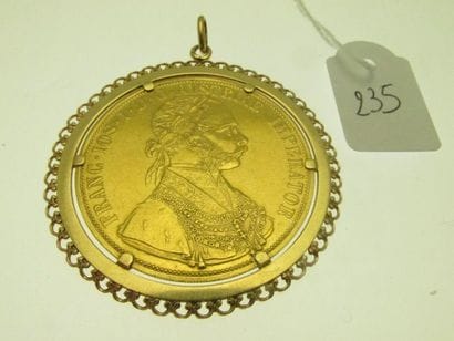 1 pendentif monture or à la bordure dentelée,...