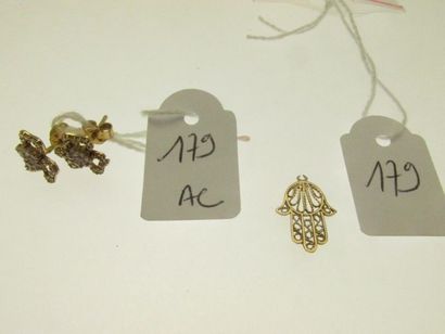 1 pair of ear studs gold frames openworked,...