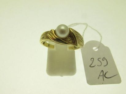 1 gold-mounted ring with an animated shape...