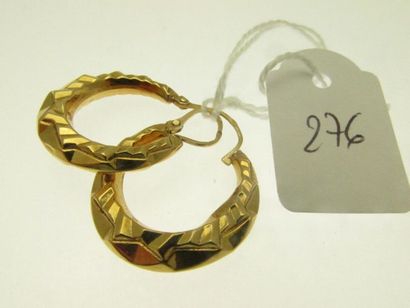 1 pair of gold creoles with embossed decoration,...