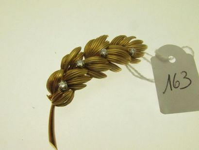 1 gold brooch with foliage decoration set...