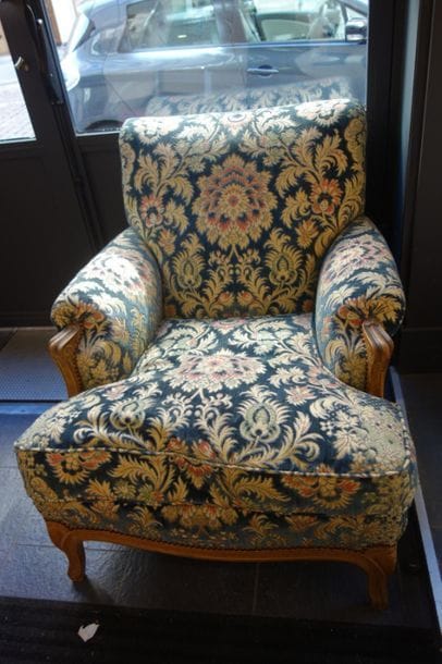Un fauteuil à garniture bleue fleurie. 