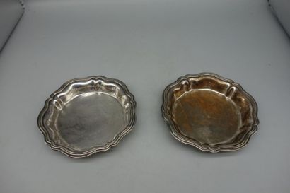 Paire de dessous de carafe en argent ciselé....