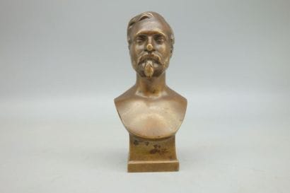 Petit buste d'homme en bronze portant la...