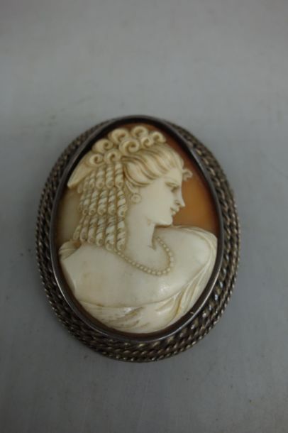 Camée monté en broche figurant un profil...