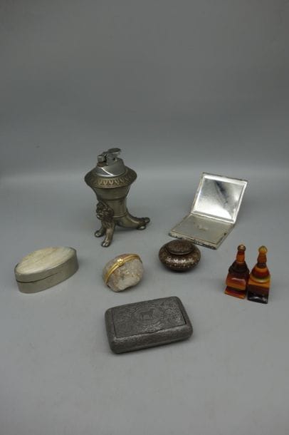 Lot d'objets de vitrine comprenant notamment...