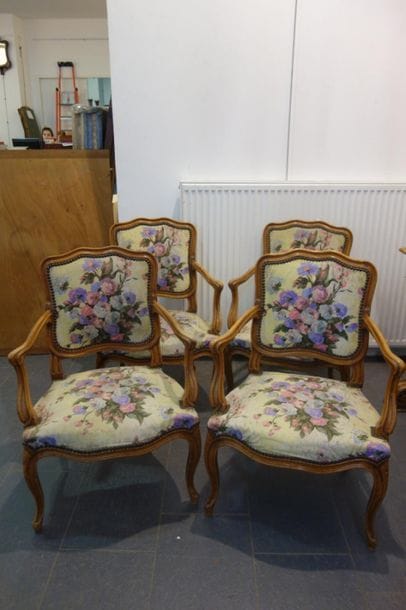 Suite de quatre fauteuils cabriolets en bois...