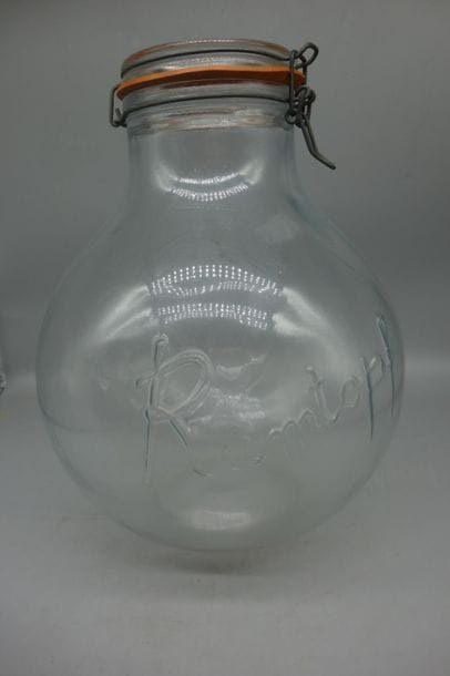 Un bocal Rumtopf en verre à décor de fruits....