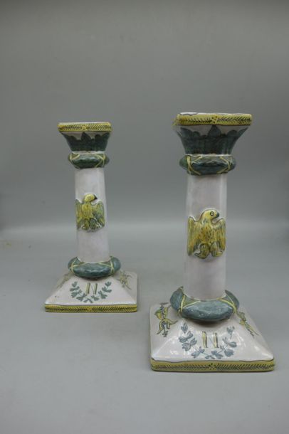 Paire de bougeoirs en faience de style Empire...