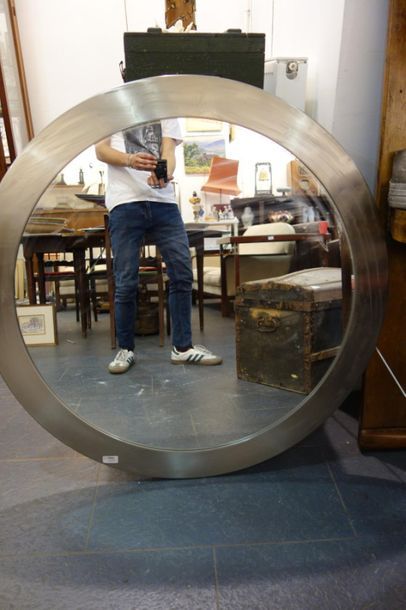 Grand miroir circulaire, encadrement chromé.
Vers...