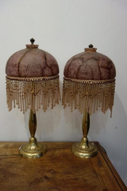 Paire de lampes à abat jour en verre teinté...