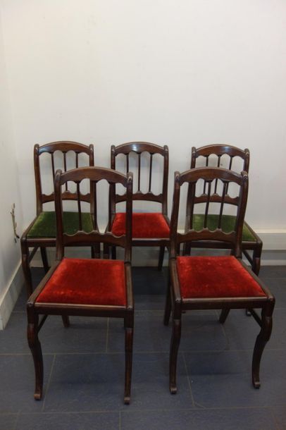 Suite de cinq chaises en bois, dossiers à...
