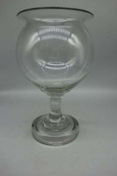 Coupe sur pied en verre.